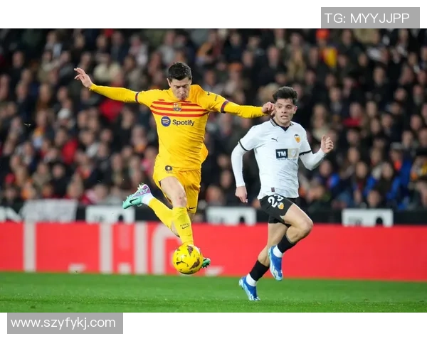 足球巨星指天庆祝瞬间壁纸：荣耀与激情的完美定格